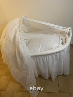 Ancien berceau sur roues en rotin