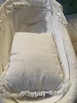 Ancien berceau sur roues en rotin