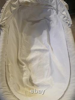 Ancien berceau sur roues en rotin