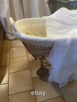 Ancien berceau sur roues en rotin