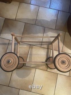 Ancien berceau sur roues en rotin