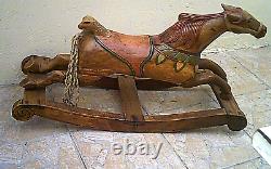 Ancien cheval à bascule en bois sculpté