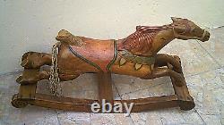 Ancien cheval à bascule en bois sculpté