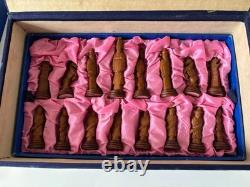 Ancien jeu d'échec complet avec ses pièces en Os teinté milieu XXe