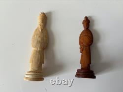 Ancien jeu d'échec complet avec ses pièces en Os teinté milieu XXe