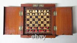 Ancien jeu d'échecs de voyage anglais boite acajou et laiton pions en os teinté