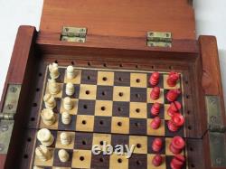 Ancien jeu d'échecs de voyage anglais boite acajou et laiton pions en os teinté