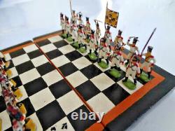 Ancien jeu d'échecs russe soldats de plomb peints à la maincampagne de Russie