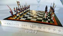 Ancien jeu d'échecs russe soldats de plomb peints à la maincampagne de Russie