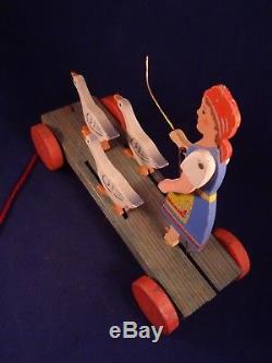 Ancien jouet animé à tirer meneuse d'oies en bois style Caran d'Ache 1930