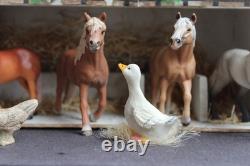 Ancienne ferme en bois avec 5 chevaux, poules et moutons Antique farm