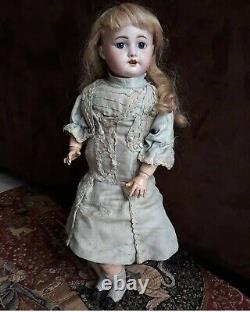 Ancienne poupée