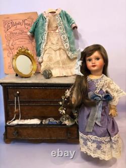 Ancienne poupée, trousseau et commode de rangement en bois et marbre