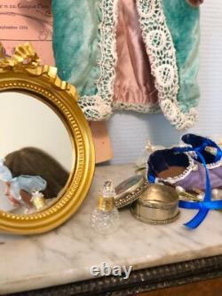 Ancienne poupée, trousseau et commode de rangement en bois et marbre