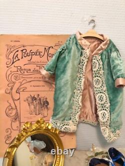 Ancienne poupée, trousseau et commode de rangement en bois et marbre
