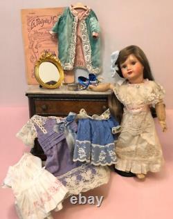 Ancienne poupée, trousseau et commode de rangement en bois et marbre