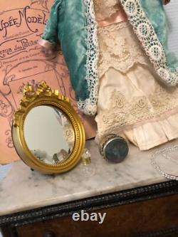 Ancienne poupée, trousseau et commode de rangement en bois et marbre