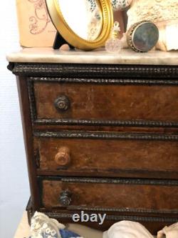 Ancienne poupée, trousseau et commode de rangement en bois et marbre