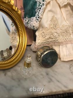 Ancienne poupée, trousseau et commode de rangement en bois et marbre