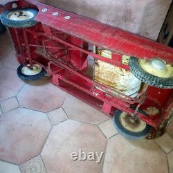 Ancienne voiture à pédale en tôle Fernand ALEXANDRE à restaurer C. 1950