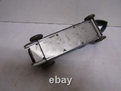 Ancienne voiture en tole de course
