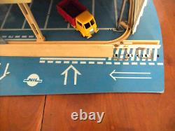 BEAU GARAGE 54 X 29,5 CM, 2 MOTEURS + éclairage frontal NIL 1970