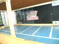 BEAU GARAGE 54 X 29,5 CM, 2 MOTEURS + éclairage frontal NIL 1970