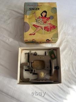 Baby Singer Mini Fillette Années 50 Fifties + Boîte Jouet Toy Machine à coudre