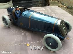 Belle voiture de course en tôle mécanique des années 1930