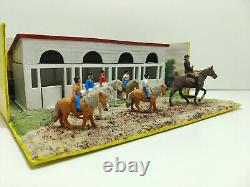 Diorama Poney Club (décor avec figurines Britains en plastique)