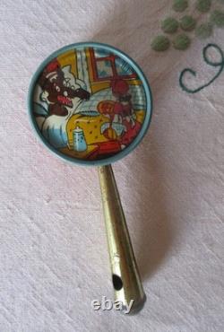 HOCHET SIFFLET CHAPERON ROUGE tôle lithographiée JOUET ANCIEN