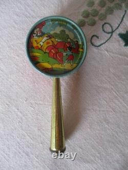 HOCHET SIFFLET CHAPERON ROUGE tôle lithographiée JOUET ANCIEN