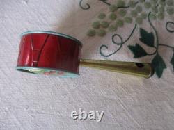 HOCHET SIFFLET CHAPERON ROUGE tôle lithographiée JOUET ANCIEN