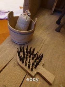 Jouet. Ecurie G LENOBLE avec nombreux accessoires dont un cheval, Rare