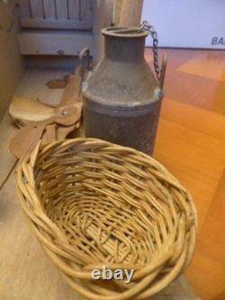 Jouet. Ecurie G LENOBLE avec nombreux accessoires dont un cheval, Rare