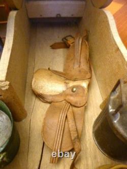 Jouet. Ecurie G LENOBLE avec nombreux accessoires dont un cheval, Rare