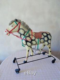 Jouet ancien Le Favori cheval à roulettes en carton laqué polychrome complet