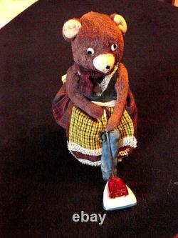 Jouet ancien à pile des 60's mme ourse passe l'aspirateur