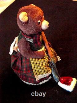 Jouet ancien à pile des 60's mme ourse passe l'aspirateur