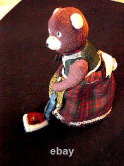 Jouet ancien à pile des 60's mme ourse passe l'aspirateur