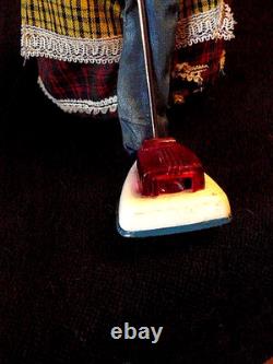 Jouet ancien à pile des 60's mme ourse passe l'aspirateur