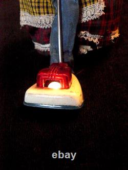 Jouet ancien à pile des 60's mme ourse passe l'aspirateur