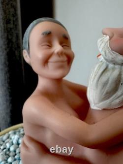 Jouet ancien en plastique drôle d'action vie sexuelle d'un vieux couple