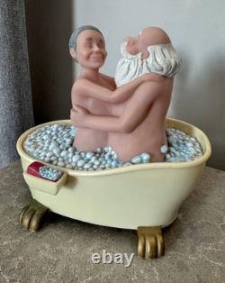Jouet ancien en plastique drôle d'action vie sexuelle d'un vieux couple