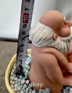 Jouet ancien en plastique drôle d'action vie sexuelle d'un vieux couple