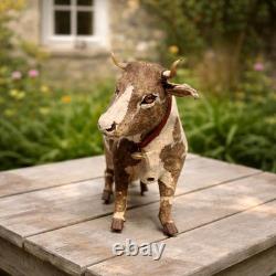 Jouet ancien mécanique Vache à lait sur roulettes, fin XIXe siècle
