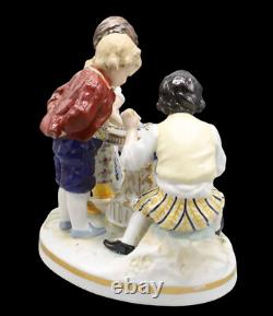 LES JOUEURS DE DAMES vers 1900 / porcelaine