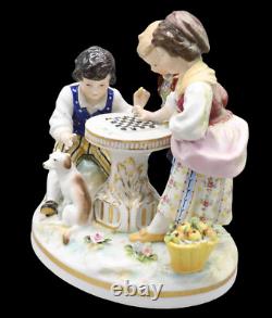 LES JOUEURS DE DAMES vers 1900 / porcelaine