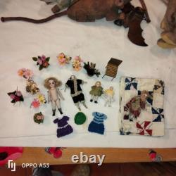 LOT MAISON POUPEE ANCIENNE 5 poupees +fleurs+chaise+courte pointe+accessoires