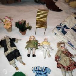 LOT MAISON POUPEE ANCIENNE 5 poupees +fleurs+chaise+courte pointe+accessoires